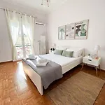 At Center Of Corfu Town-urban Hideout